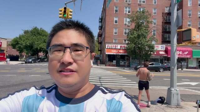 润人的感慨：“今天在路上看到白人随着音乐旋律而舞动，白人不会在意路人的眼光。我们