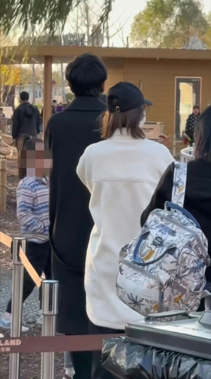 #张若昀唐艺昕带女儿玩跷跷板# 网友偶遇张若昀唐艺昕带女儿在公园游玩，一家三口一