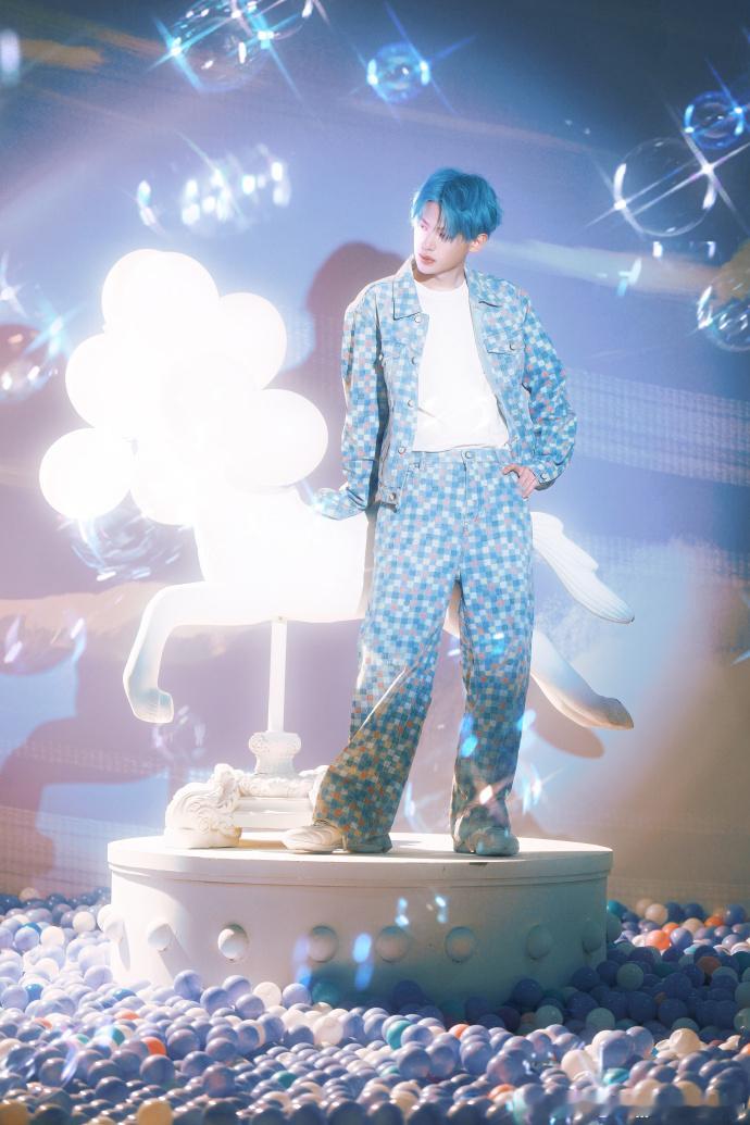 黄明昊23岁生日写真大片  黄明昊蓝发清冷感生日大片 看到黄明昊蓝发清冷感生日大