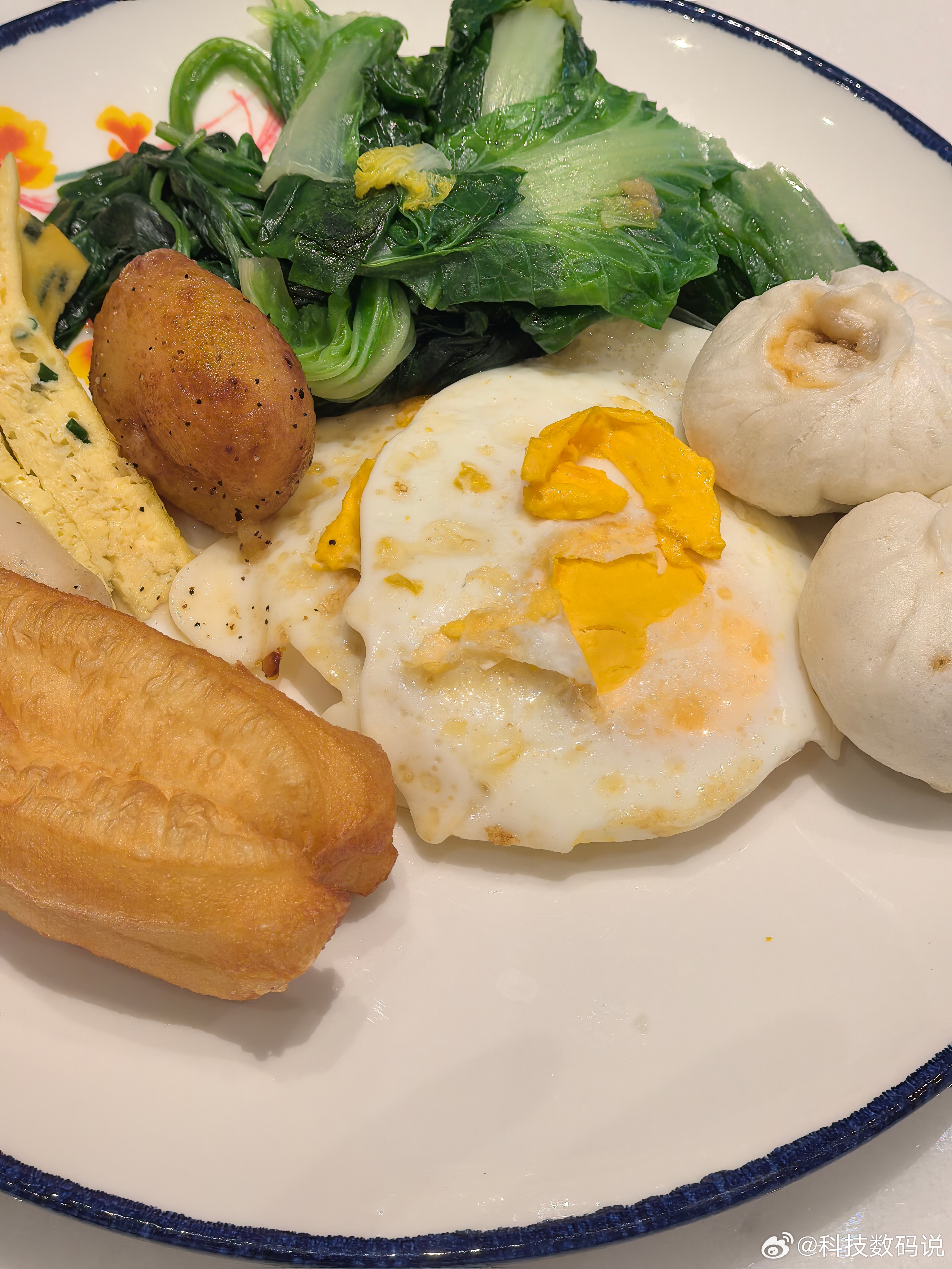 开启恰饭了还有一杯咖啡我的早餐量如何？ 