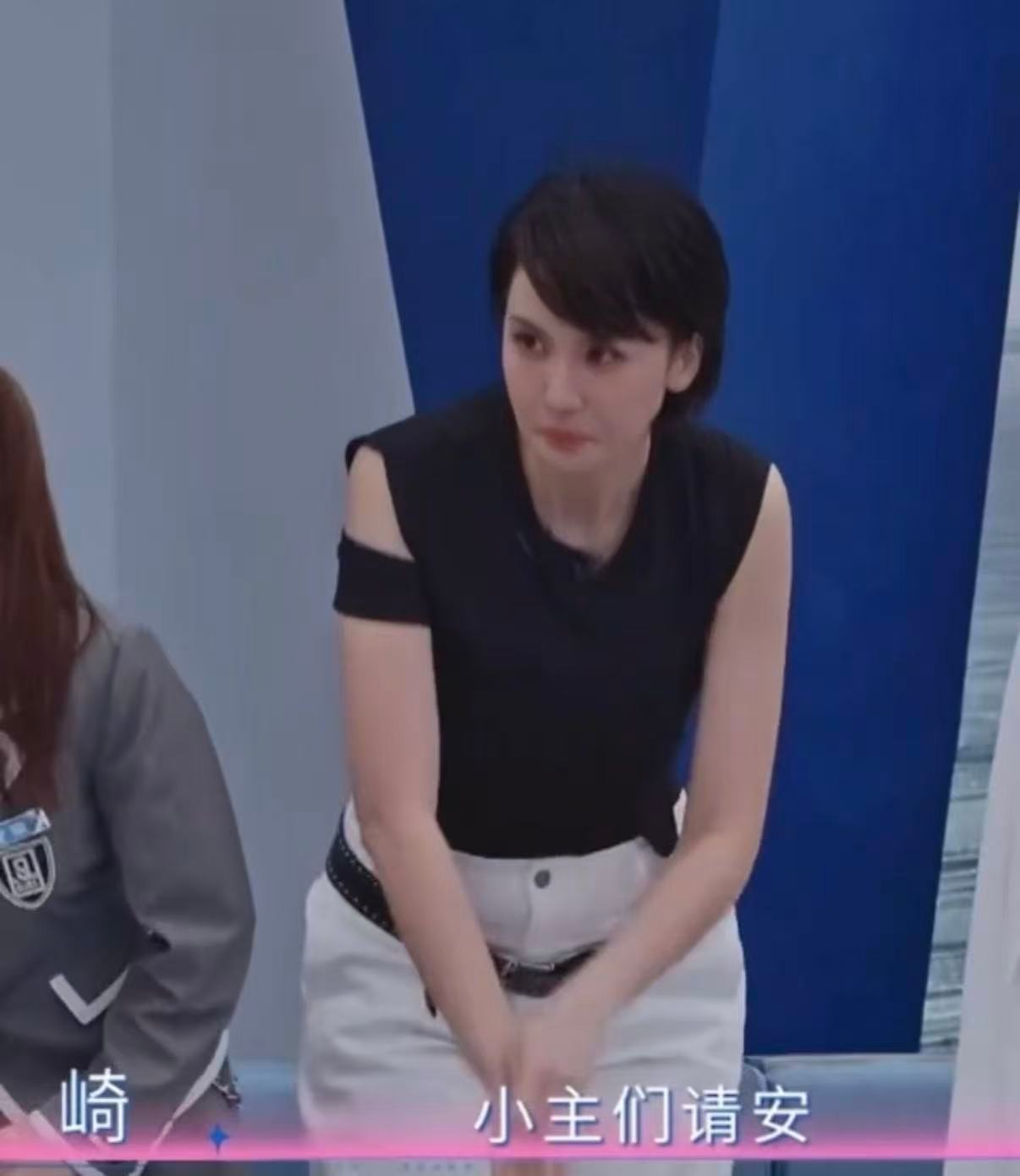 曾沛慈狗腿塑笑到捶桌，曾沛慈怎么总能这么搞笑，昨天斗地主超欢乐，今天变身苏培盛搞