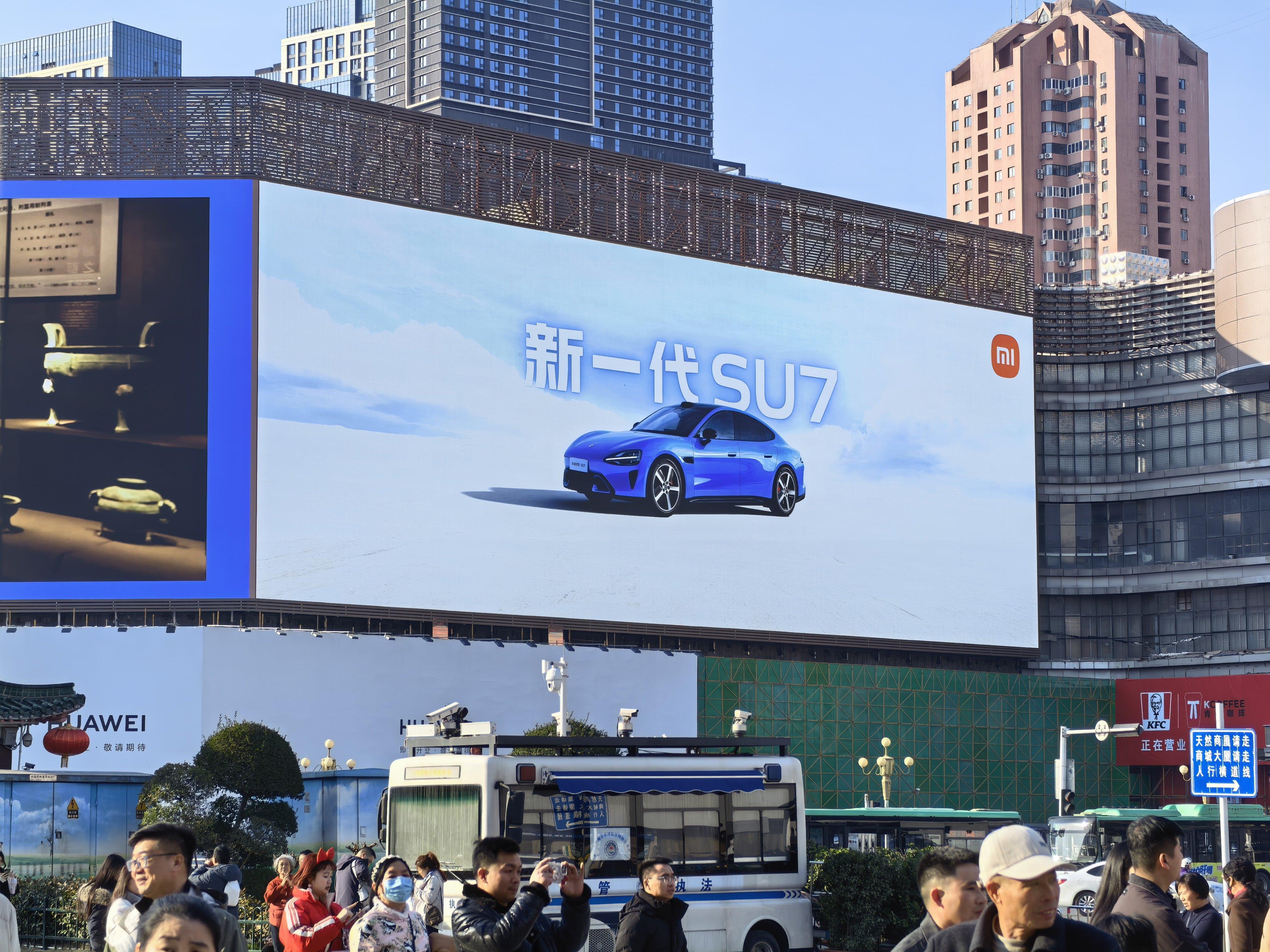 二七广场上 好大的新一代小米SU7广告这蓝色蛮好看啊 