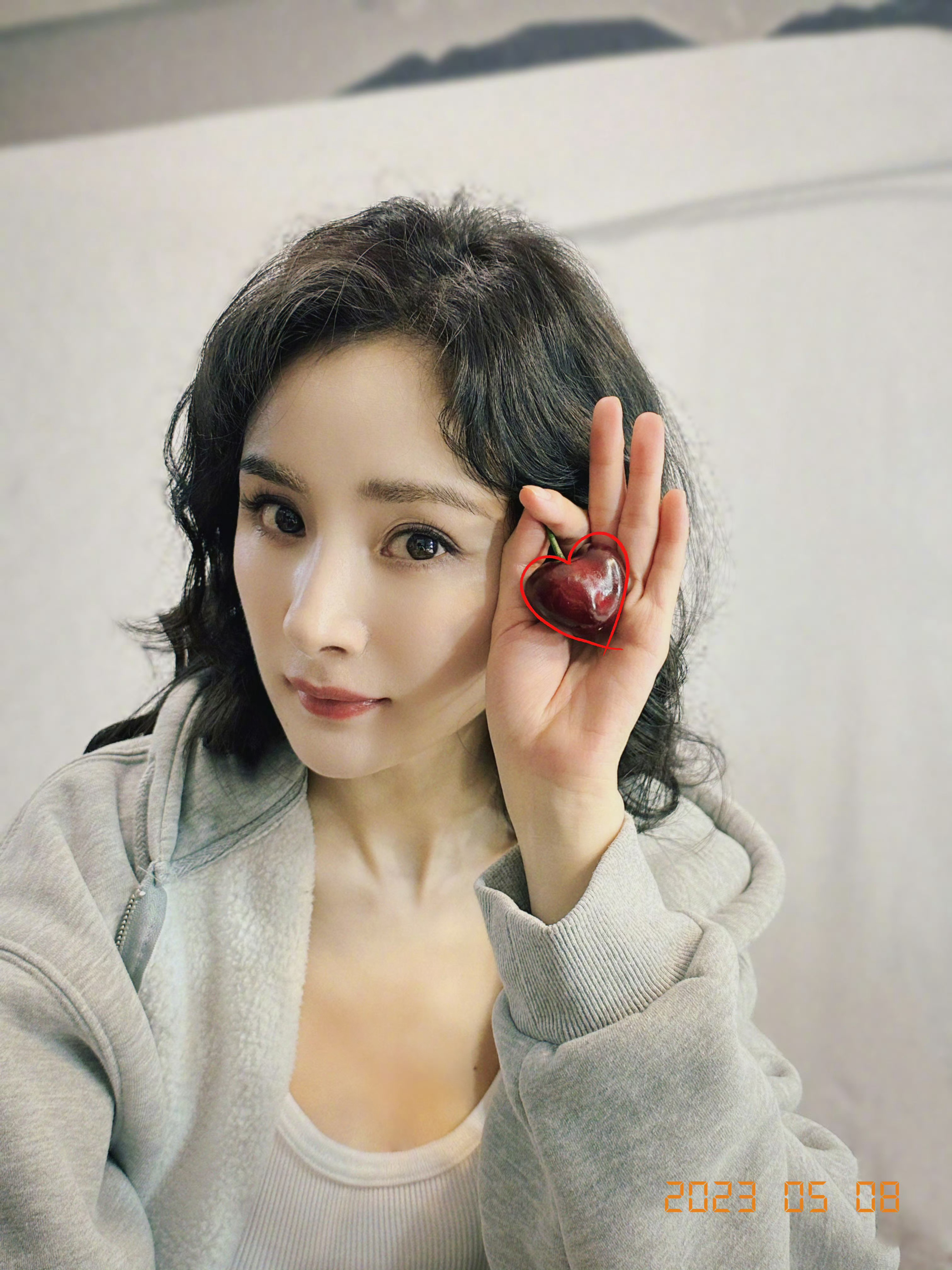 心想事成，好运连连。周一好啊蜜蜂们～姐姐的自拍好看不？🍒 
