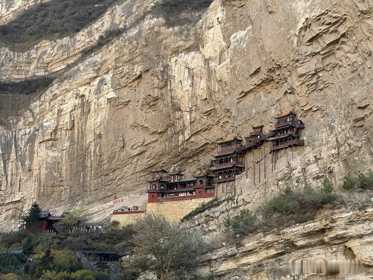 “悬空寺”
本来想着放弃去悬空寺的。
因为在网上没有买到进寺庙的票。
后来想着既