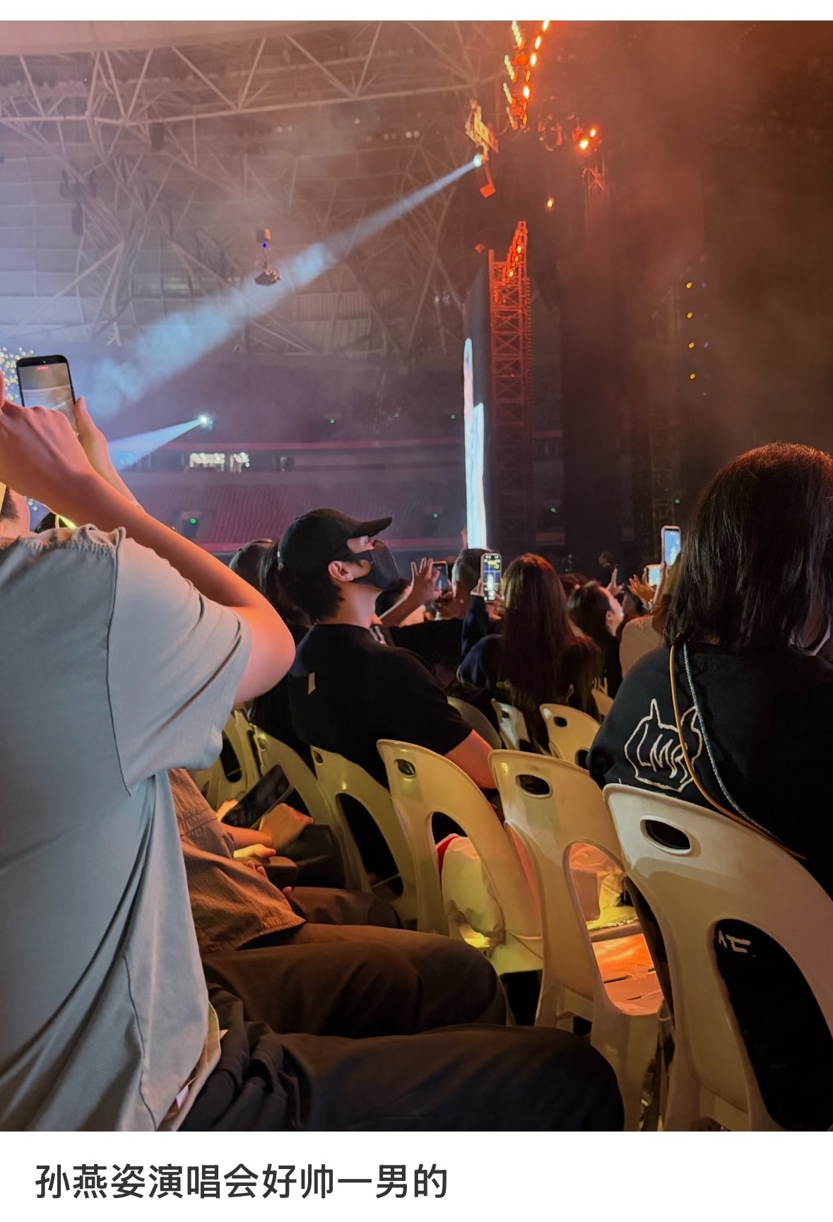 许凯 路人：好帅一男的！哈哈哈哈是的是的隔着口罩帽子都能看出来这是个大帅哥啊[么