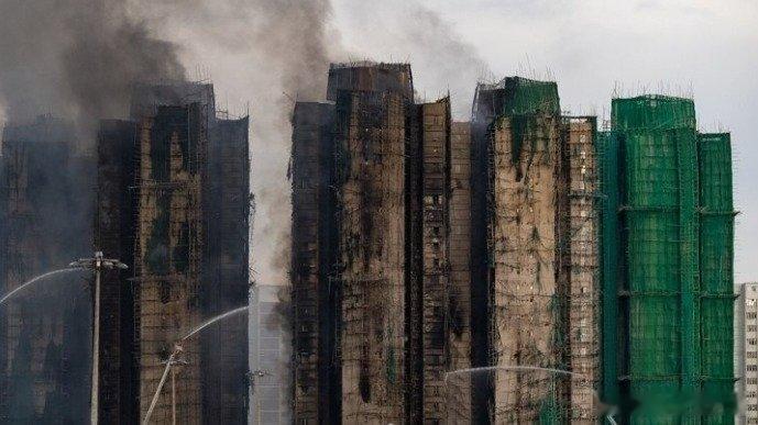 凤凰新闻【港府：初步化验显示大厦棚网达到阻燃要求，但发泡胶令火势迅速蔓延】11月