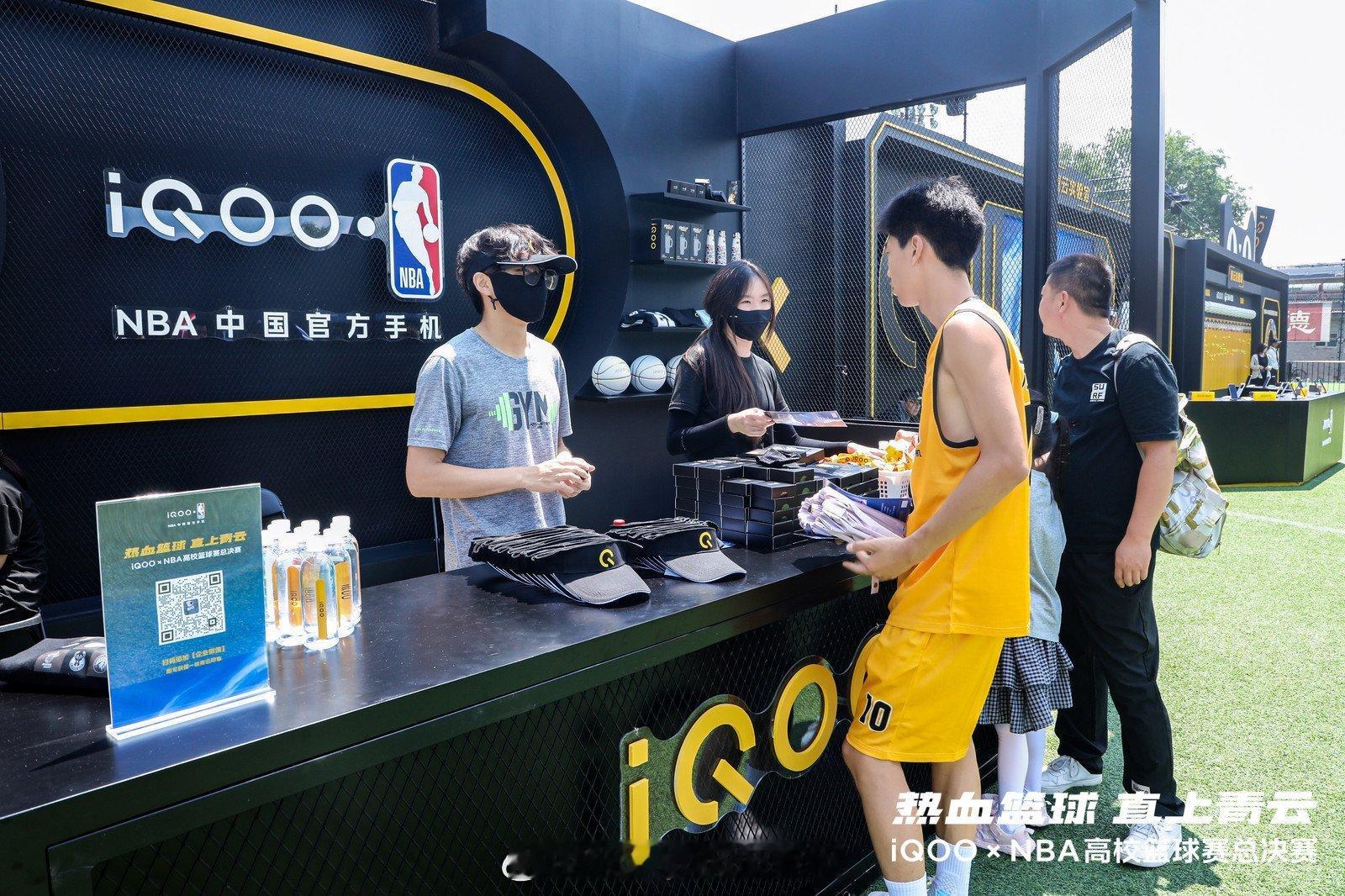 iQOOxNBA高校篮球赛会场有一个超大的iQOO15T 还有各种投篮小游戏。玩