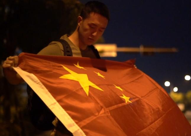 2020年，一约旦司机掏出了刀子，示意中国游客掏5000元打车费，于洋摸摸口袋，