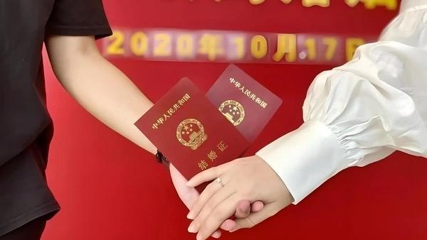  网友吐槽四川多家公司不承认当地最长20天婚假政策，仅批3天婚假甚至拒批，引发