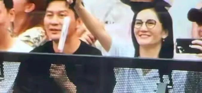 这样的娱乐盛宴要不得！

张杰的鸟巢演唱会上，众多文娱明星前去捧场，比如宋佳、李