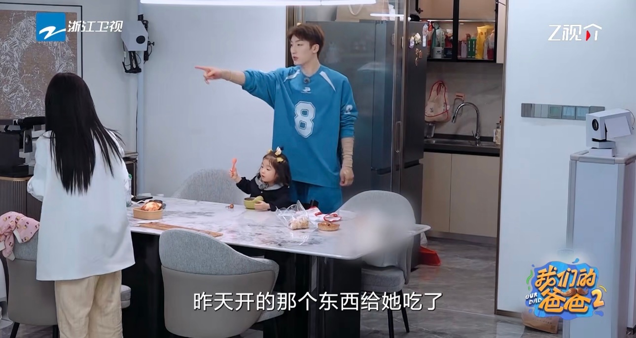 90后父母是如何整顿孩子的叶泽和雪梨，为了让小伊芙乖乖喝随餐饮品，直接开启双人演