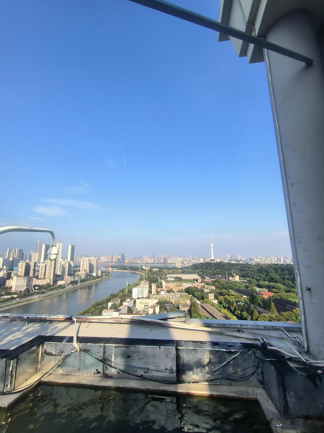 今天和老婆聊天，说现在的小学，光小学三年级的英语就已经在筛选了。这个难度和我们小