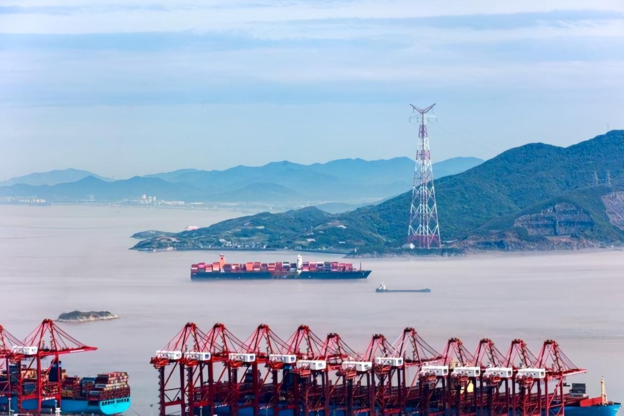 2025 年 9 月 23 日，“伊斯坦布尔桥”号集装箱货轮从宁波舟山港出发，经