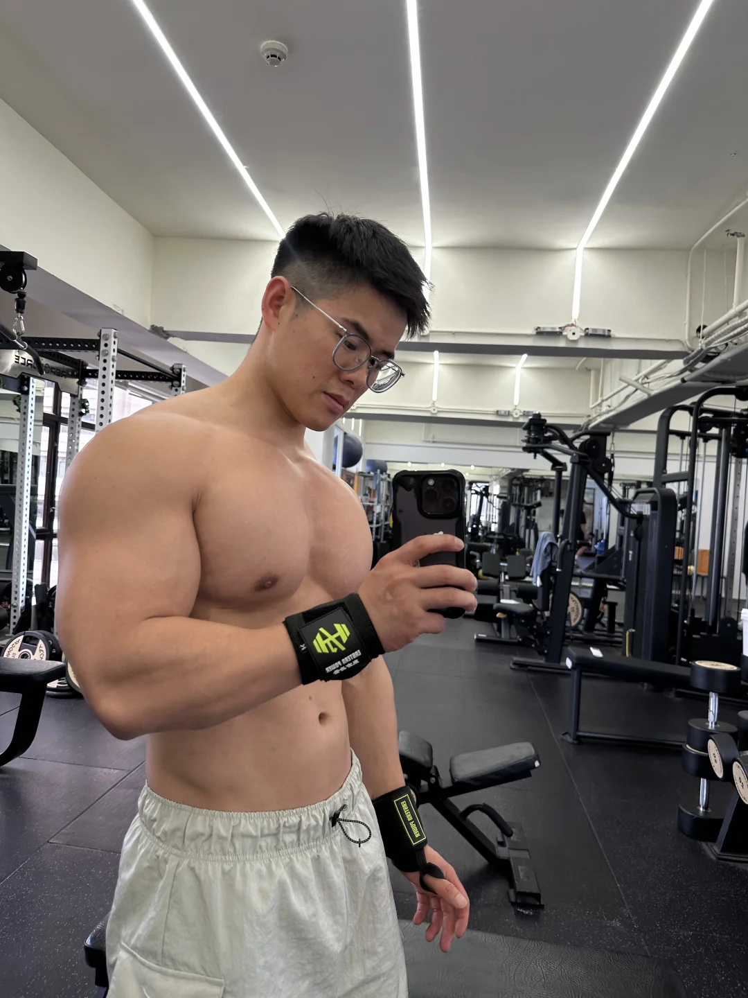谁帮忙擦擦镜子
