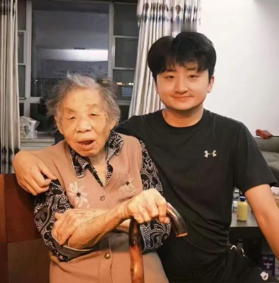 笑死了！一大学生放假闲在家里无所事事，老爸索性雇他照料97岁奶奶，每日结算工钱。