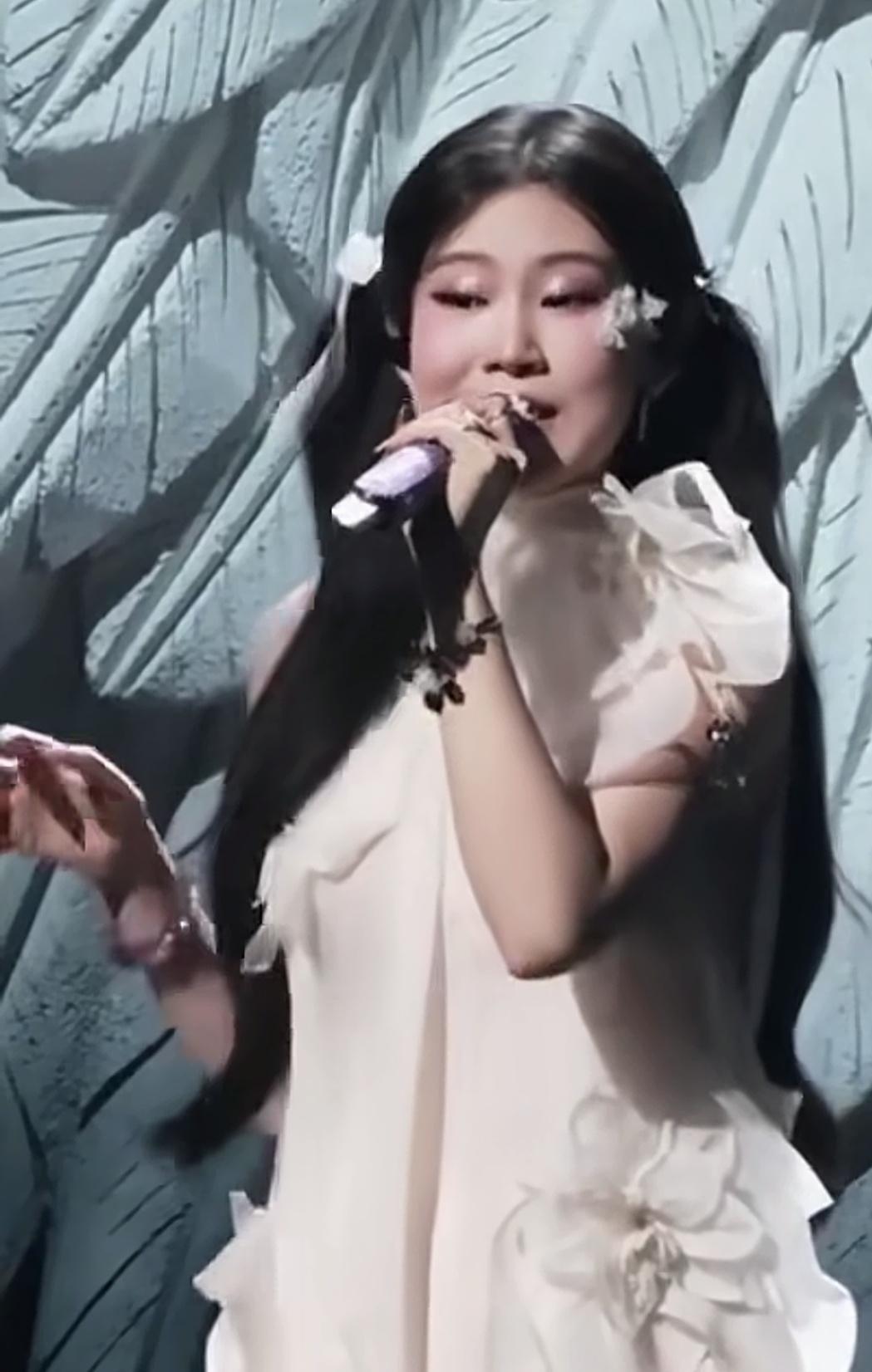 小沈阳女儿唱不染，调都跑到姥姥家了，这星二代的舞台路真不是靠爹铺的！
 
江苏卫