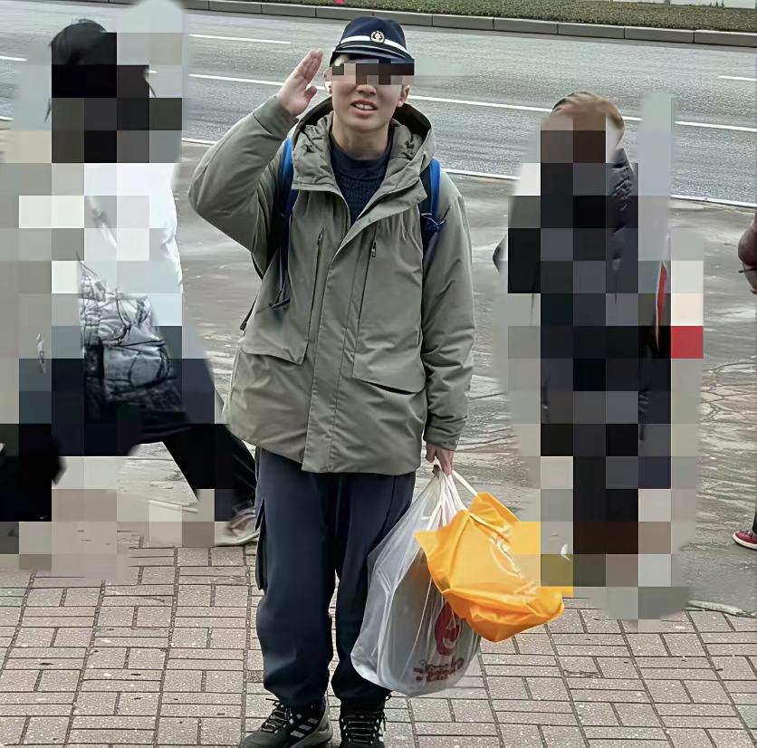 陈宇昕身上的三点疑问：
1、陈宇昕朋友圈、旅游照都被扒出来，竟然至今不知道他父母