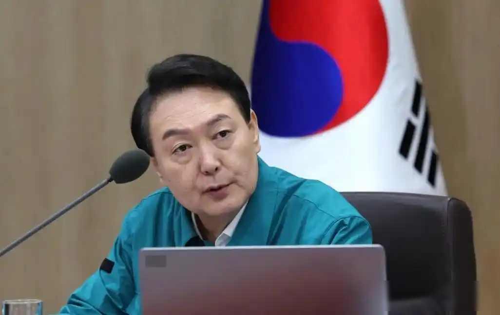 尹锡悦坐在法庭上听审，手机突然弹出判决，七年刑期已定，他连头都没抬一下

202