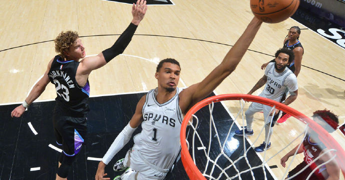 #马刺首次登顶球队实力榜#【球队实力榜：马刺连升四位 力压雷霆首次登顶】北京时间