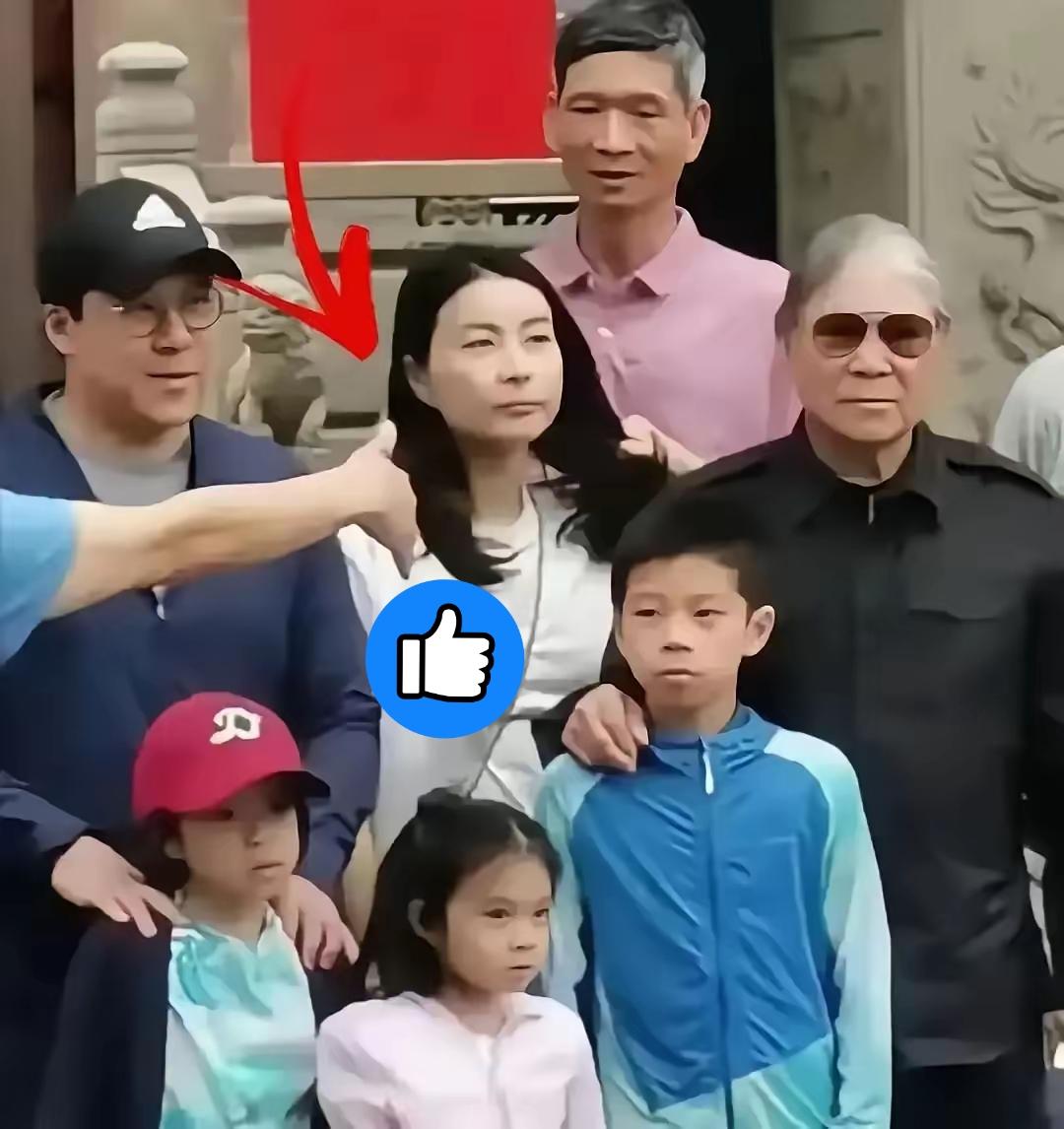 原本以为是名媛阔太的人，怎么转眼成了“地铁妈妈”？香港霍家家宴现场，郭晶晶一句“