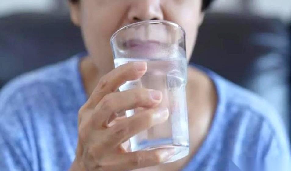 我跟你说个事儿，我爸那血糖，差点就是被“多喝水”这三个字给坑了。
不知道从哪个养