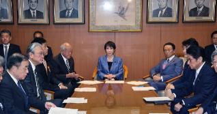 日本彻底疯了！经济崩盘工业告急，高市早苗推军国主义勾连台独，配合美国卡中国脖子，