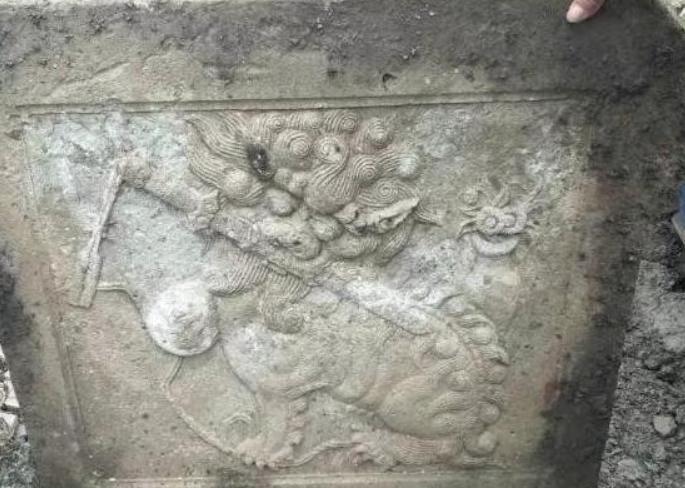 2009年，浙江的老陈因和媳妇吵架，便自己去河边洗衣服。洗着洗着，原本结实的棒槌