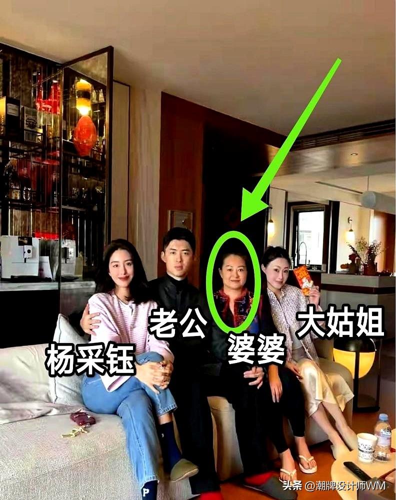 这个女人太强了！杨采钰新年全家福曝光，豪门婆婆首出镜面相有点凶，张向荣紧搂她肩膀