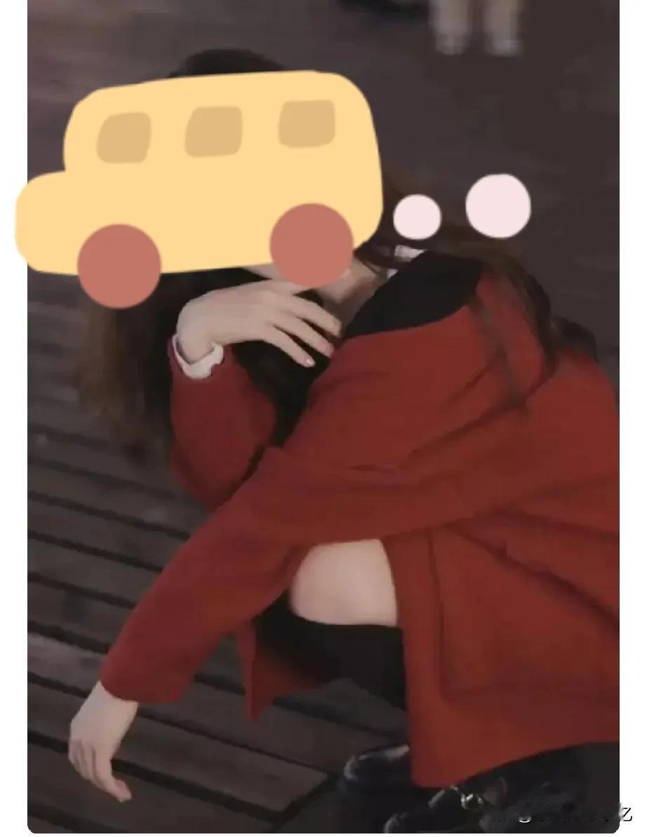在泰国的普吉岛，她漫步在洁白的沙滩上，身后是湛蓝的大海和绚丽的晚霞。她身着一袭轻