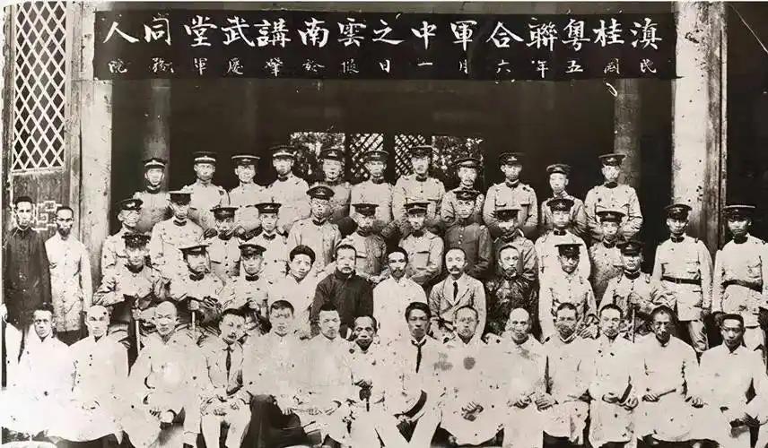 1911年春，邓玉麟在武昌黄土坡开设“同兴酒楼”——明为食肆，实为共进会秘密联络