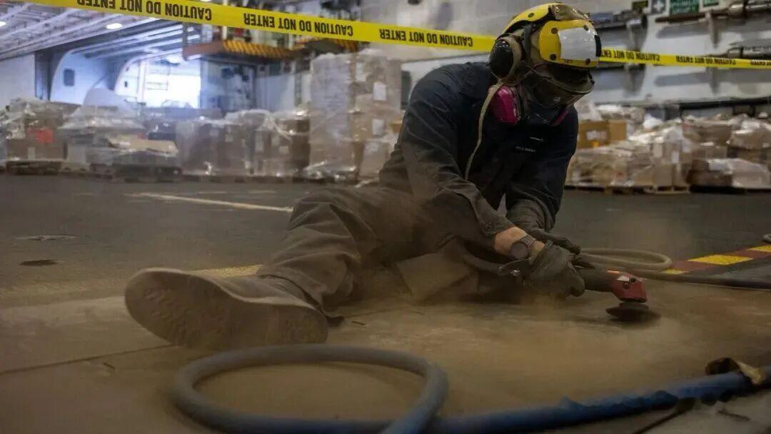 美国海军军舰甲板也用上了最新的三氧化二铁隐身涂层，看这个涂层的面积，几乎可以实现