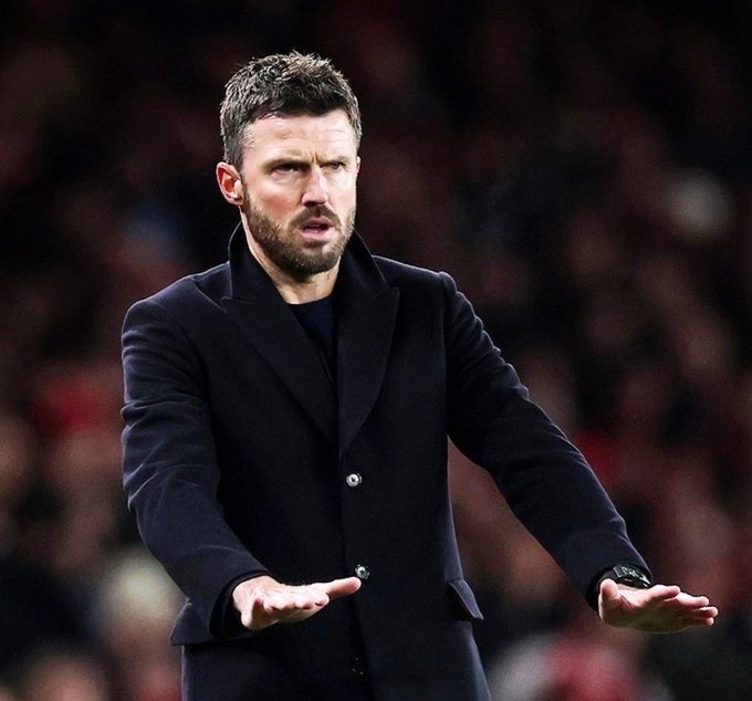 卡里克：利桑德罗·马丁内斯恢复得差不多了，正在逐渐康复。经过这次之后，我想他会没