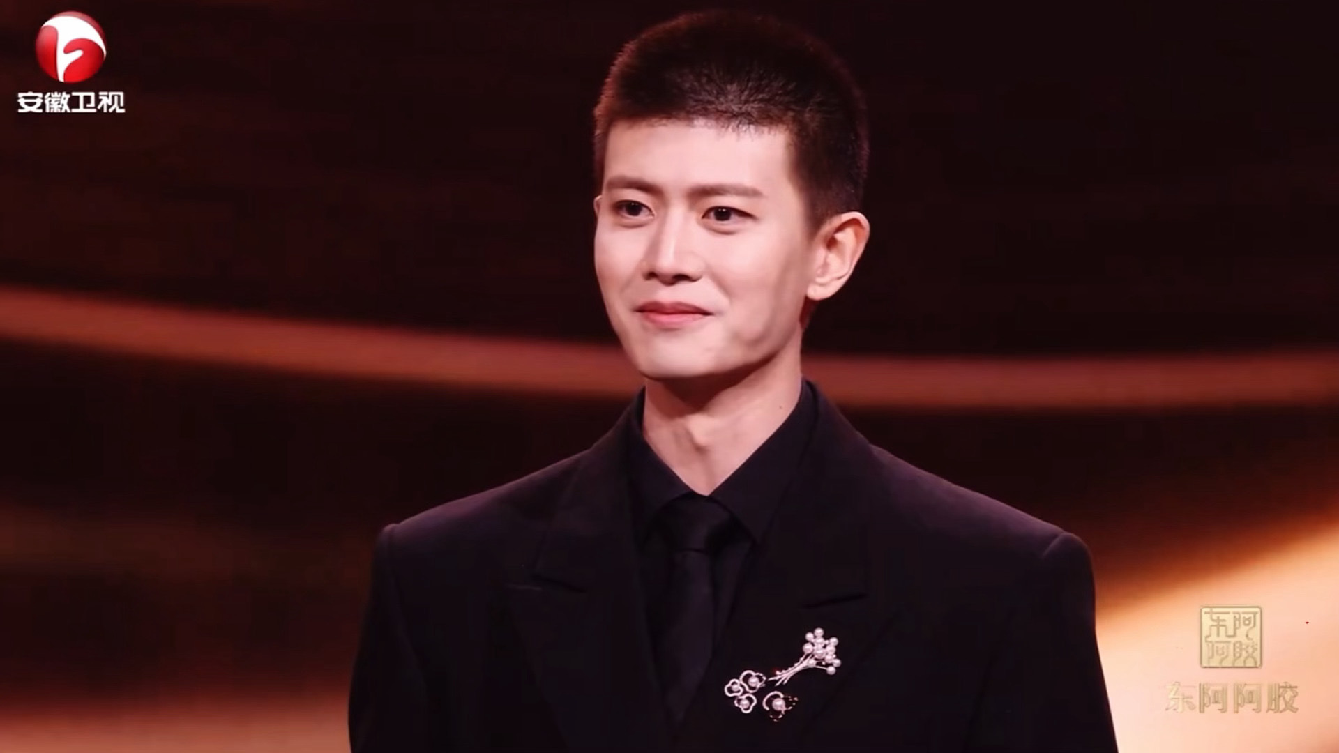 镜头扫到台下欢呼的粉丝，再切到台上，任嘉伦一脸笑意的看着粉丝