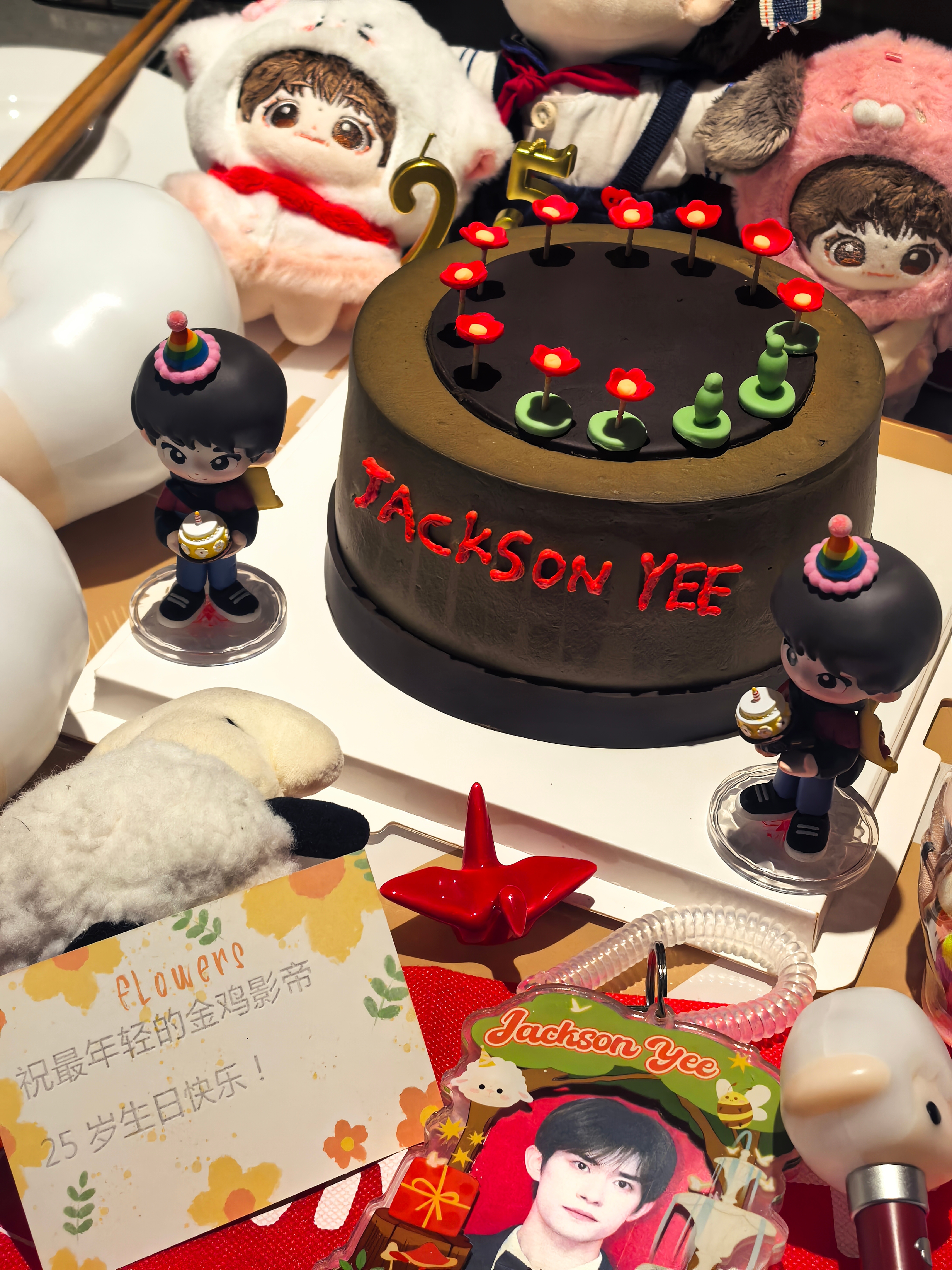 易烊千玺 亲爱的千玺同学，祝你在人生的剧本里玩的开心，演的尽兴。永远做你的影迷易