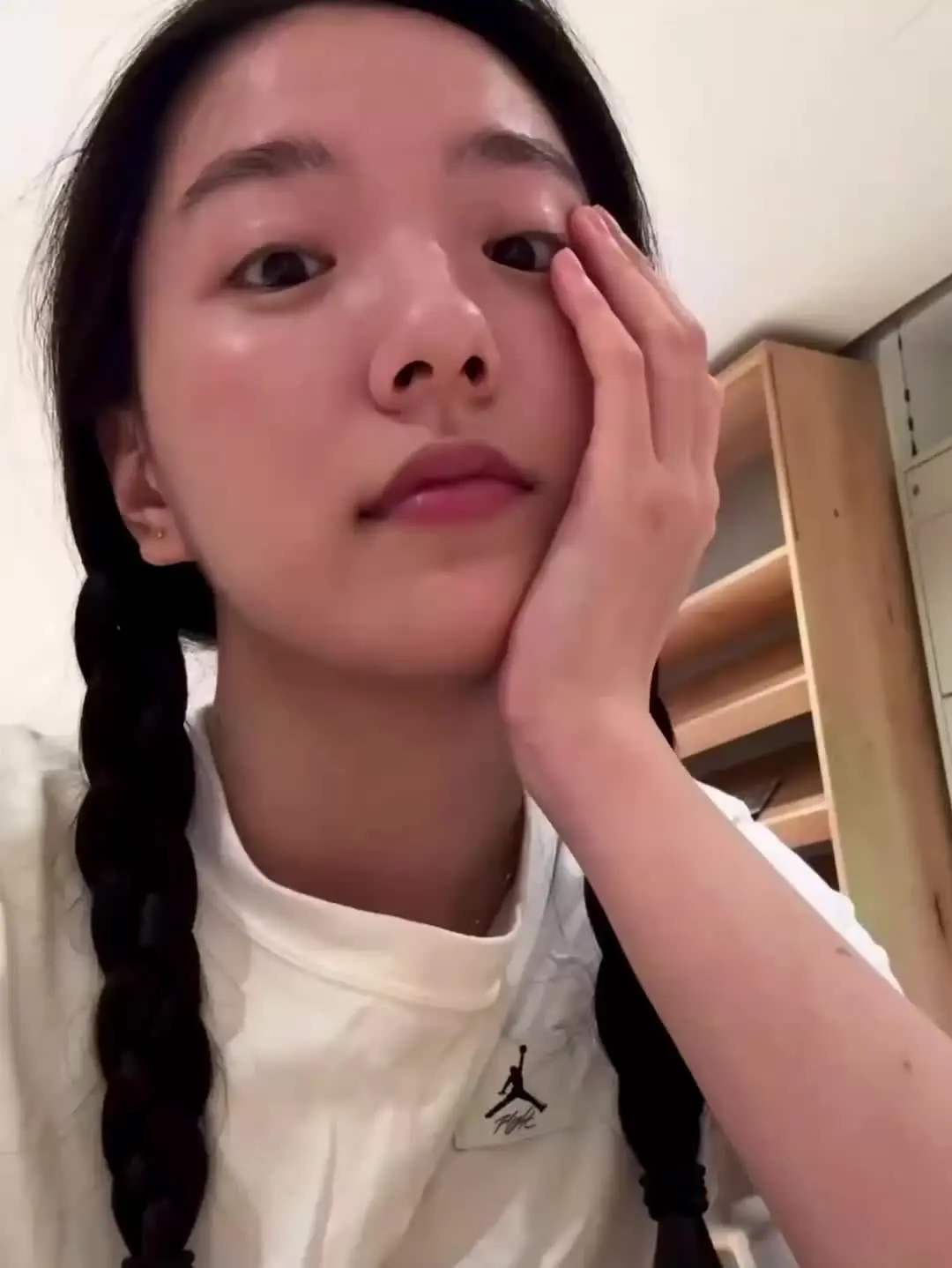 有人察觉你的不开心无所作为 而有人懂你的拧巴和小情绪 决定把你当小孩对待.
