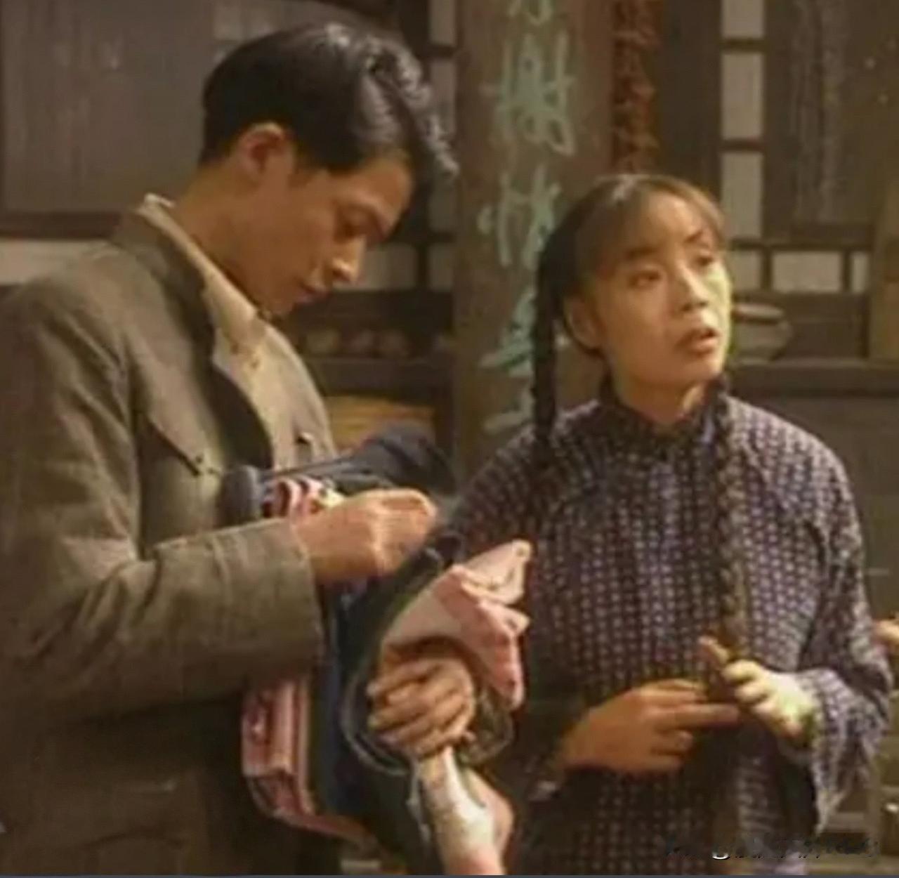 工会组织观影，看了冯小刚导演根据张策的中篇小说《无悔追踪》改编的电影《抓特务》。