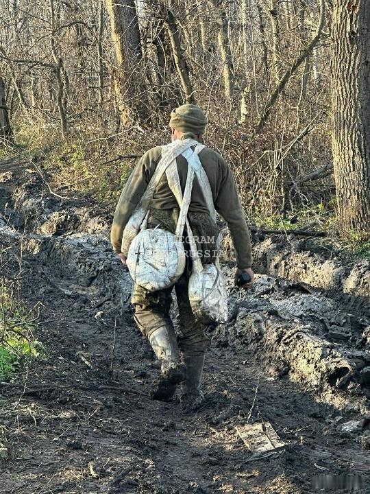 俄罗斯战士携带TM-62反坦克地雷背包。 