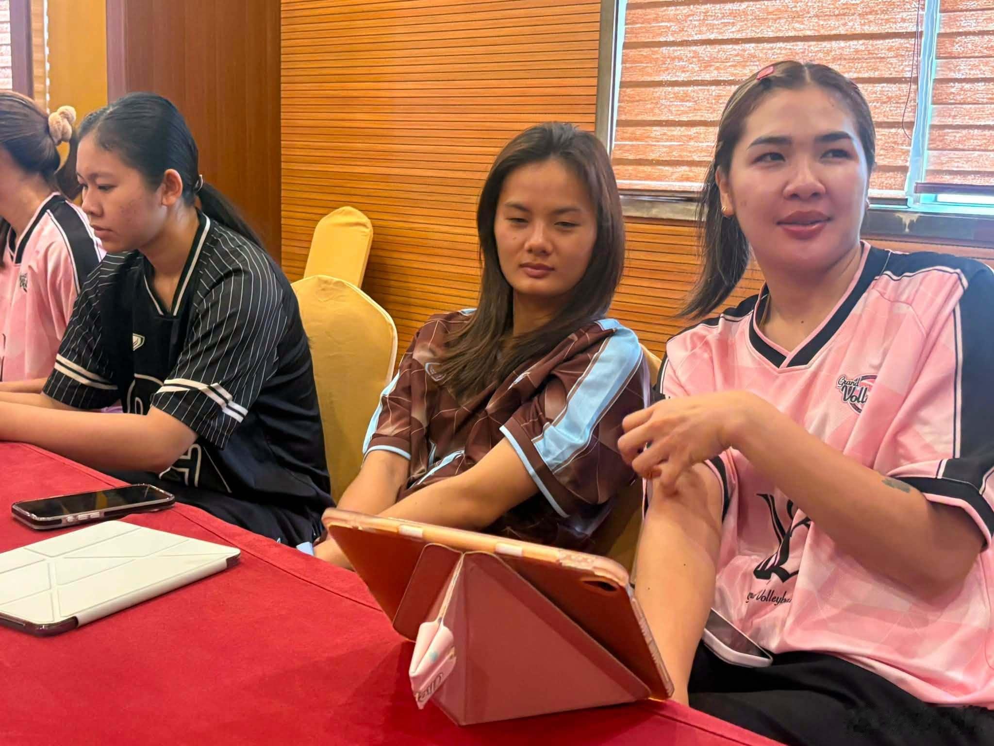 国际排坛动态泰国女排赛前，泰国女排开了一个小会。加提蓬主教练强调，运动员们在首场