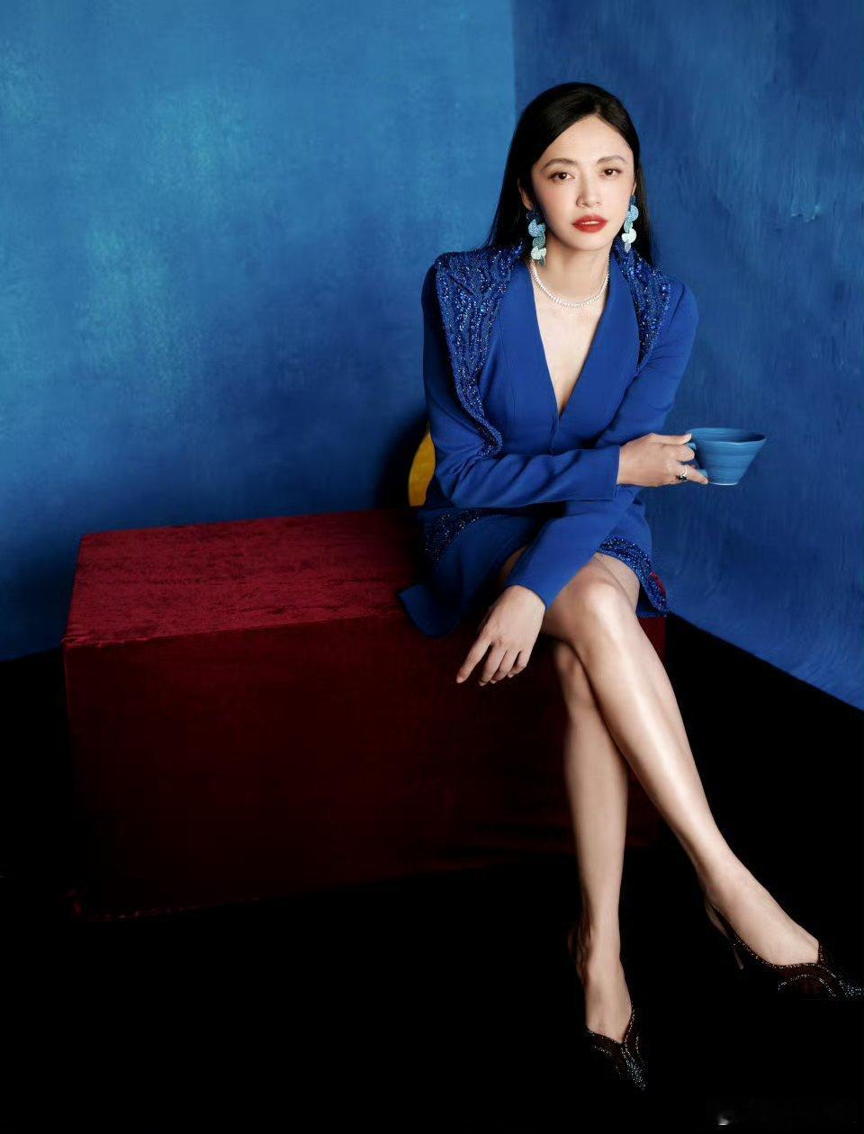姚晨好适合这种高饱和色被姚晨的蓝色系穿搭狠狠美到！蓝色连衣裙配渐变蓝耳环，大红唇