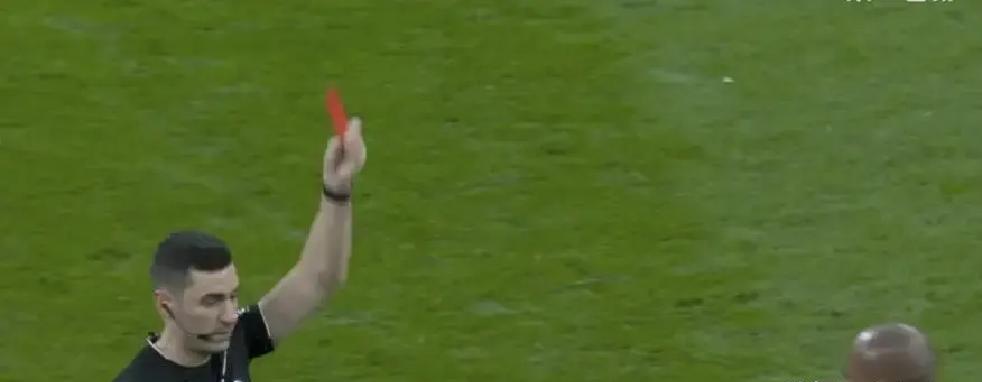 国家德比的胜负，在开赛前72小时就写定了。
决定因素不是梅西的左脚，也不是C罗的