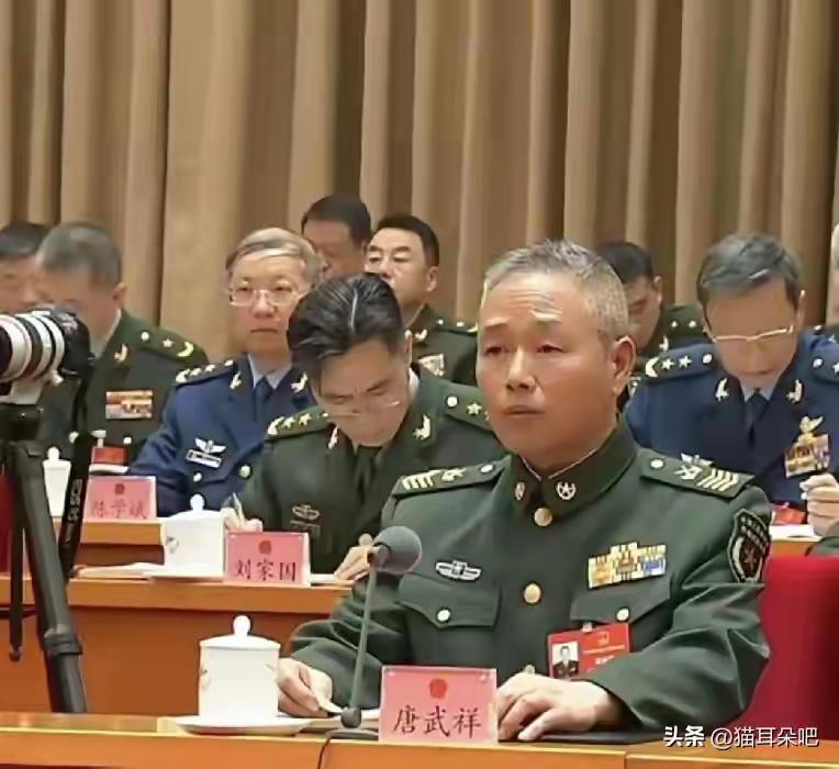 唯一坐在一堆将军当中的“兵”
我想没人不为他点一个赞！
唐武祥，1990年入伍，