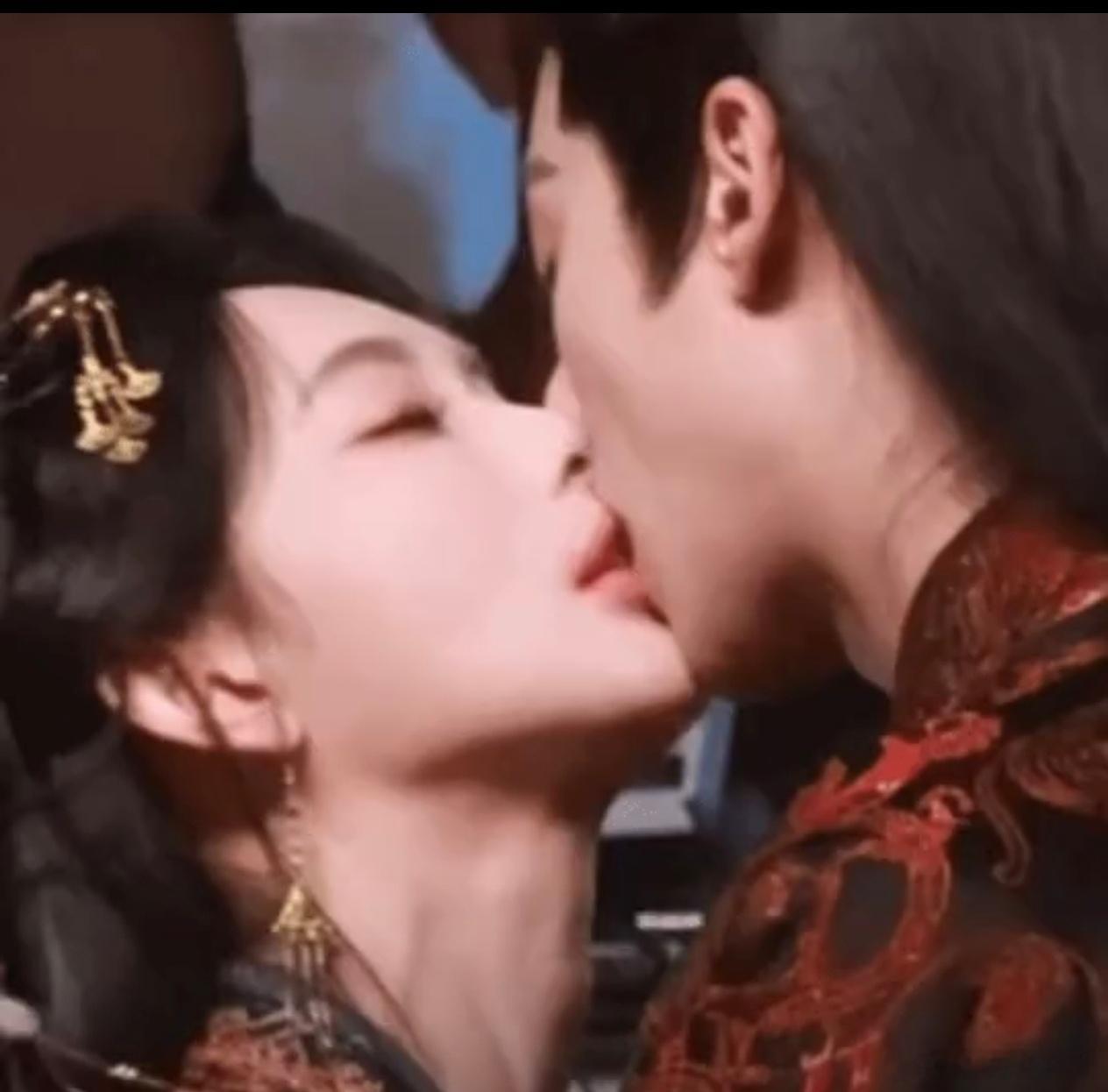 王鹤棣舌吻孟子义 辣眼睛 