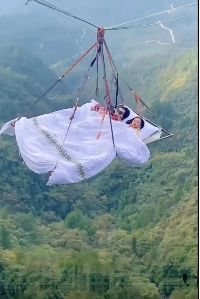 体验空中睡觉一晚，据说价格每人500，你敢挑战吗？ 
