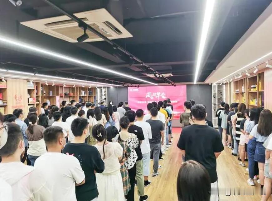 我因开会迟到了3分钟，被老板当场辞退，我很顺从地等待会议结束，到财务结工资走人，