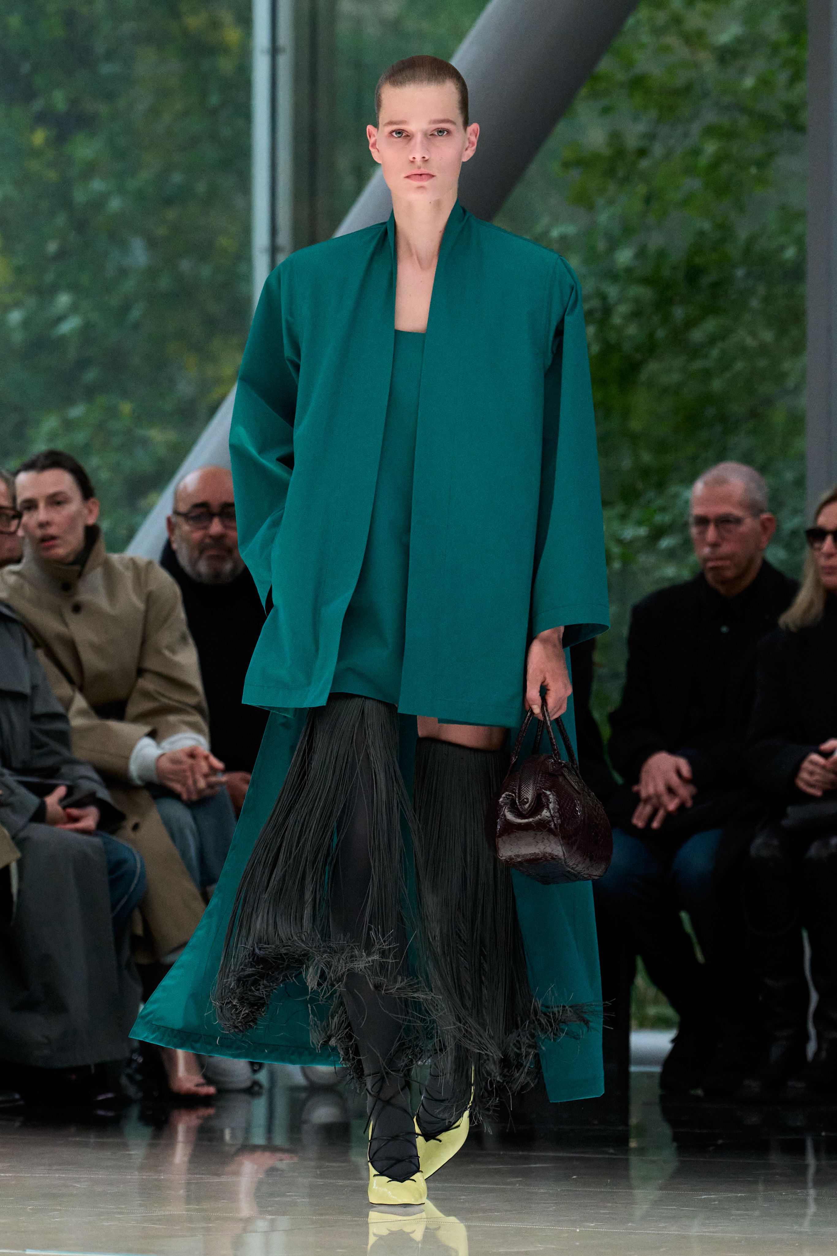 Alaia S/S 2026 RTW线条的流动赋予每件设计作品不可言喻的美 ​​
