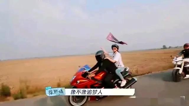 反差太大了！从自行车吓哭到摩托后座笑靥如花，她与具俊晔的甜蜜骑行视频曝光，让人震