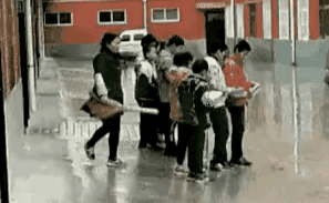 这搁在以前叫教育，
搁现在叫体罚，
一根教鞭到底是严师的标配，
还是越界的红线？