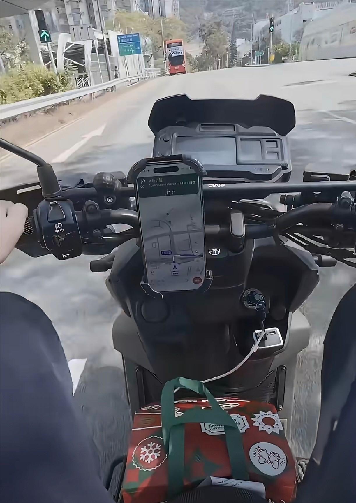 一名香港小伙为了省钱，选择在深圳租房居住。白天回香港跑外卖，谈及收入他说：香港每