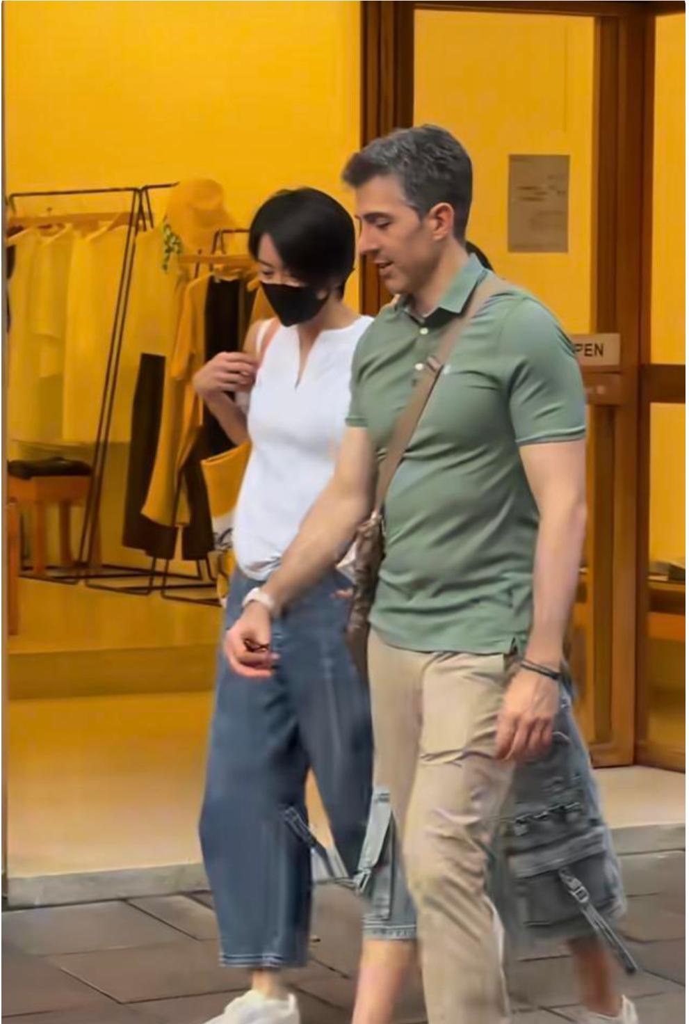 梁咏琪一家三口现身上海安福路街头，11岁混血女儿和快有妈妈高了，长得很秀气，漂亮