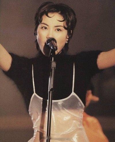 王菲真的太敢了！1994年，王菲穿着透明裙子在十大中文金曲奖演唱 